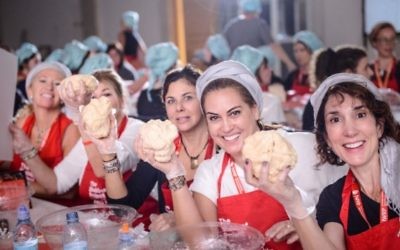 Des mères juives du monde entier participent à l'opération "The Great Challah Bake" à Jérusalem, le 10 novembre 2016. (Crédit : Aviram Waldman)