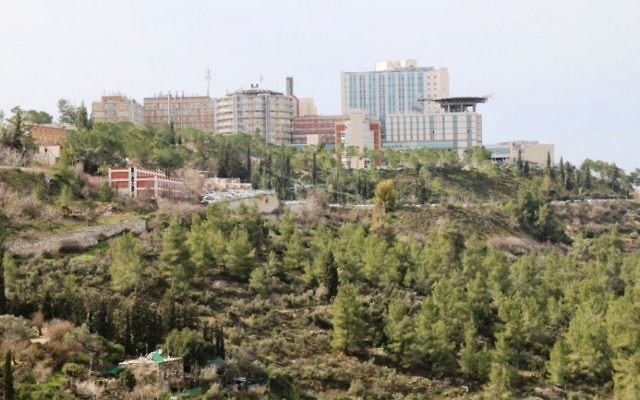 L'hôpital Hadassah de Jérusalem vu depuis le point de vue d'Ein Kerem. (Crédit : Shmuel Bar-Am)