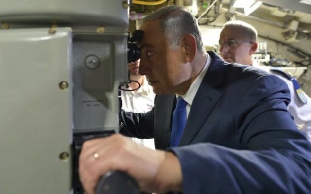 Le Premier ministre Benjamin Netanyahu à bord du sous-marin "Rahav" sur la base de la marine à Haïfa, le 12 janvier 2012. (Crédit : Kobi Gideon/GPO)