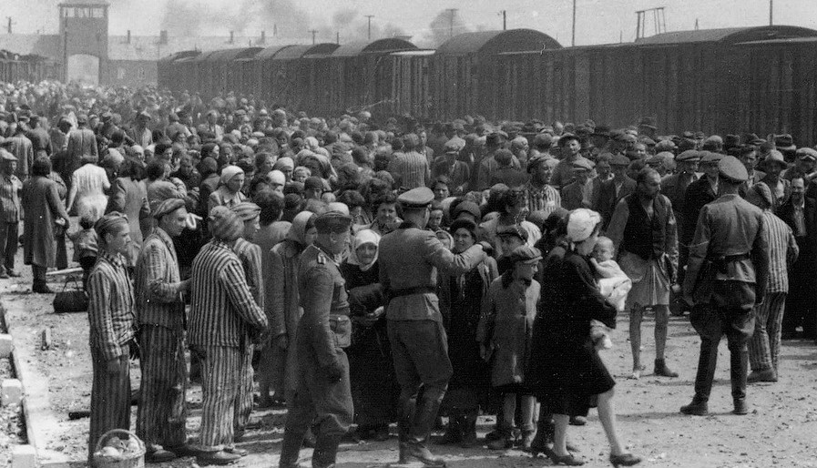 Juifs hongrois sur la Judenrampe (rampe juive) après le débarquement des trains à Auschwitz-Birkenau, mai 1944. Vers la droite ! signifiait que la personne avait été choisie pour travailler ; Vers la gauche ! signifiait la mort dans les chambres à gaz. (Crédit : De l'album d'Auschwitz)
