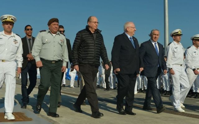 Le chef d'État-major Gadi Eizenkot, Moshe Yaalon, alors ministre de la Défense, le président Reuven Rivlin et le Premier ministre Benjmain Netanyahu à l'inauguration du nouveau sous-marin "Rahav" à Haïfa le 12 janvier 2016. (Crédit : Kobi Gideon/GPO)