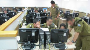 Elèves officiers du cours de l'unité de cyber-défense de l'armée israélienne, le 10 juin 2013. Illustration. (Crédit : unité des portes-paroles de l'armée israélienne)