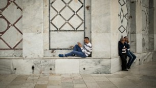 Des fidèles musulmans visitent la mosquée d'Al-Aqsa sur l'esplanade de la Vieille Ville de Jérusalem, le 7 novembre 2016. (Crédits : Sebi Berens/Flash90)
