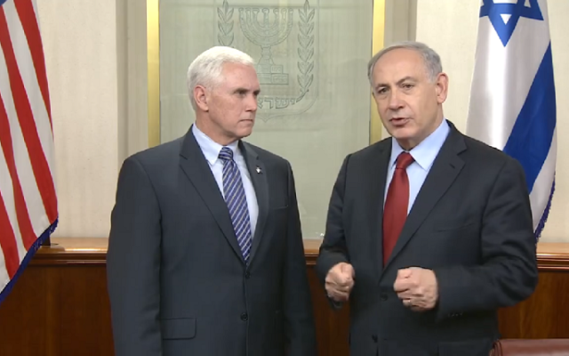 Le Premier ministre Benjamin Netanyahu, à droite, avec Mike Pence, alors gouverneur de l'Indiana, dans le bureau de Netanyahu à Jérusalem, le 29 décembre 2014. (Crédit : Facebook/Premier ministre d'Israël/GPO)