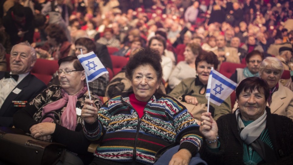 Des immigrants russes lors d'une cérémonie qui marque le 25ème anniversaire de la Grande Alyah de Russie, au Jerusalem Convention Center, le 24 décembre 2015. (Crédits : Hadas Parush/Flash90)