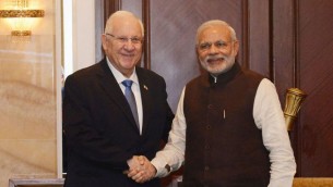 Le président Reuven Rivlin, à gauche, et le Premier ministre indien Narendra Modi, le 29 mars 2015. (Crédit : Tomer Reichmann)