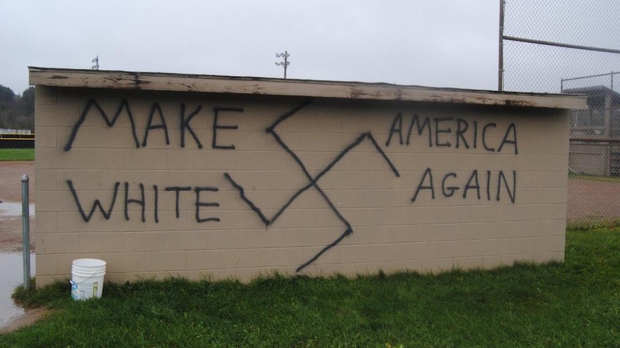 Graffiti nazi trouvé dans la ville de Wellsville, New York, le jour où Donald Trump a remporté l'élection présidentielle, le 9 novembre 2016. (Crédit : Twitter/JTA)