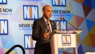 Le président d'ADL Jonathan Greenblatt prenant la parole lors de la conférence Never is Now  à  New York City,le 17 novembre  2016. (Crédit : ADL)
