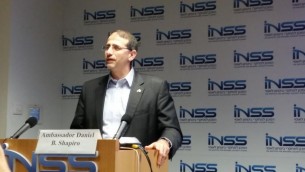 Dan Shapiro à l'INSS, le 9 novembre 2016 (Crédit : Raphael Ahren)