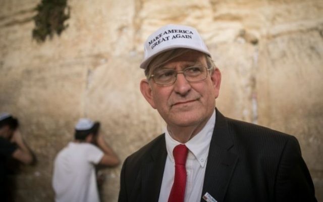 Marc Zell, co-président de Republicans Overseas Israel se rend au mur Occidental à Jérusalem le 9 novembre 2016, au lendemain de la victoire de Donald Trump aux présidentielles américaines de 2016. (Crédits : Yonatan Sindel/Flash90)