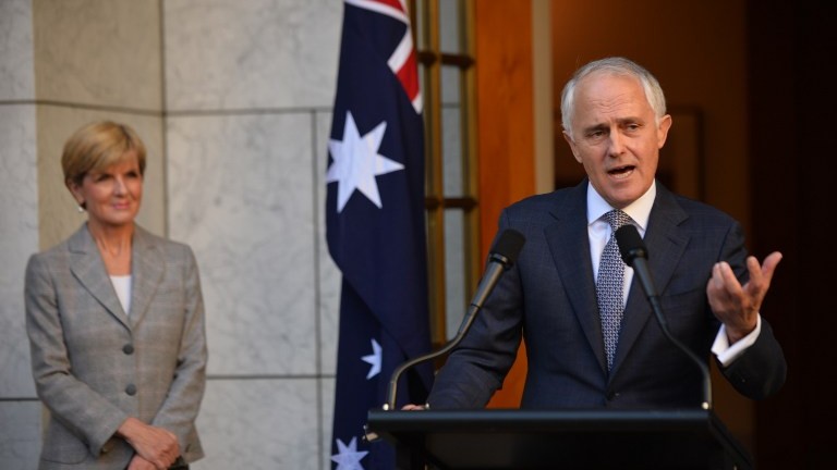 Le nouveau Premier ministre australien Malcolm Turnbull (à droite) annonce son nouveau cabinet lors d'une conférence de presse à Canberra, le 20 septembre 2015. A ses côtés, la ministre des affaires étrangères Julie Bishop (à gauche). (Crédit : Peter Parks/AFP)