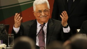Mahmoud Abbas, président de l'Autorité palestinienne, pendant son discours devant le 7e congrès du Fatah, réuni à la Mouqataa, le siège de l'Autorité à Ramallah, en Cisjordanie, le 30 novembre 2016. (Crédit : Abbas Momani/AFP) 