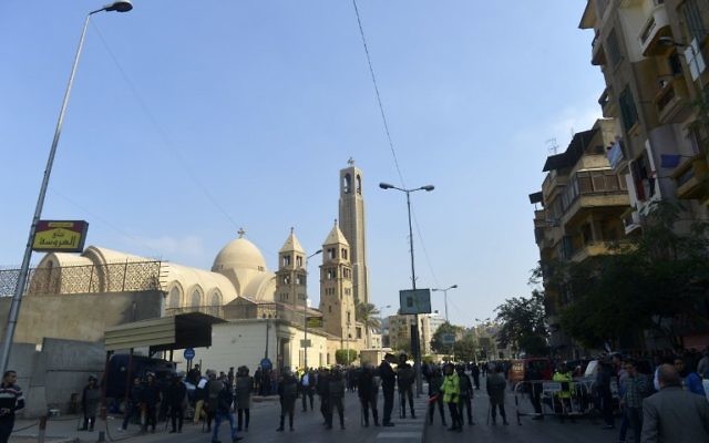 Les forces de sécurité égyptiennes déployées sur le site d'une explosion à la cathédrale orthodoxe copte Saint-Marc, dans le quartier Abbasiya du Caire, le 11 décembre 2016. (Crédit : Khaled Desouki/AFP)