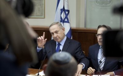 Le Premier ministre Benjamin Netanyahu pendant la réunion hebdomadaire du cabinet à Jérusalem, le 25 décembre 2016. (Crédit : Dan Balilty/Pool/AFP)