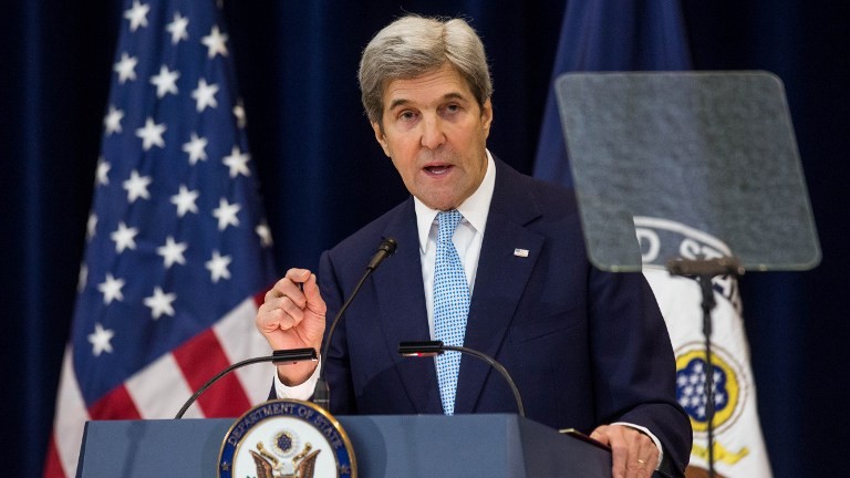 Le Secrétaire d'Etat John Kerry donne un discours consacré à la paix au Moyen Orient au Département d'Etat, à Washington, le 28 décembre 2016. (Crédit : Zach Gibson/Getty Images/AFP)