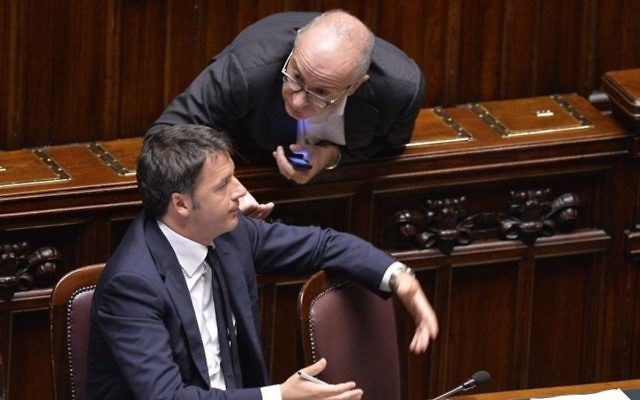 Yoram Gutgeld, à droite, avec le Premier ministre italien Matteo Renzi. (Crédit : autorisation)