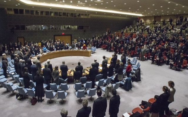 Le Conseil de Sécurité de l'ONU. Sur cette photo datant du 20 décembre 2016, les membres respectent une minute de silence à la mémoire de l'ambassadeur de la Fédération Russe en Turquie, qui a été assassiné le 19 décembre lors d'un attentat terroriste à Ankara. (Crédit : Photo ONU/Manuel Elias)