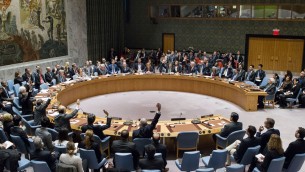 Le Conseil de sécurité vote la résolution 2334, adoptée avec 14 voix pour, zéro contre et une abstention, celle des Etats-Unis, le 23 décembre 2016. (Crédit : Manuel Elias/Nations unies)