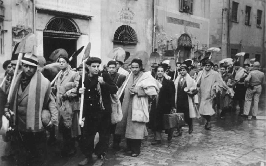 Colonne de Juifs conduits au travail obligatoire, en Tunisie, en décembre 1942. (Crédit : Bundesarchiv, Bild 183-J20382/CC-BY-SA 3.0/WikiCommons)