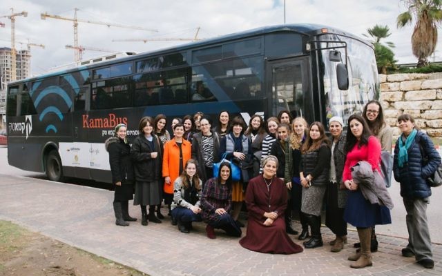 Le bus de KamaTech et ses passagères, des femmes Haredi en visite des entreprises high-tech à Tel Aviv et Jérusalem (Crédit :Natalie Schor)