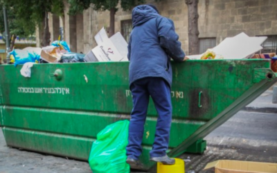 Photo d'illustration d'un homme cherchant de la nourriture dans une poubelle (Crédit : Flash 90)