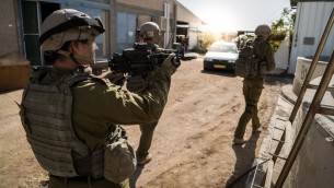 Des soldats de l'unité de contreterrorisme d'Eilat s'entraînent, le 9 décembre 2016. (Crédit : unité des porte-paroles de l'armée israélienne)