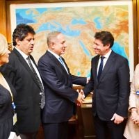 Le maire de Nice Christian Estrosi rencontre le Premier ministre Benjamin Netanyahu en Israël en décembre 2016. (Crédit : Christian Estrosi/Twitter)