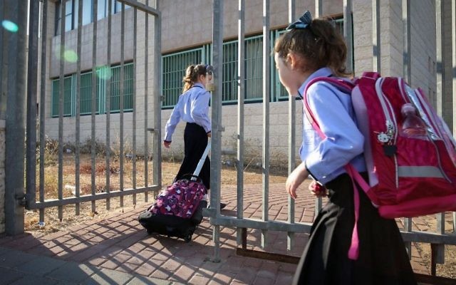 Des jeunes filles ultra-orthodoxes entrent dans leur école à Beit Shemesh, le 8 septembre 2014. (Flash90)