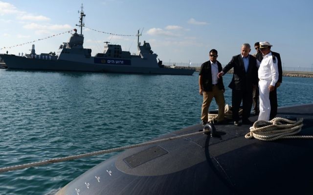 Le Premier ministre Benjamin Netanyahu sur l'INS Tanin, sous-marin construit par la firme allemande ThyssenKrupp, à son arrivée en Israël, le 23 septembre 2014. (Crédit : Kobi Gideon/GPO/Flash90)