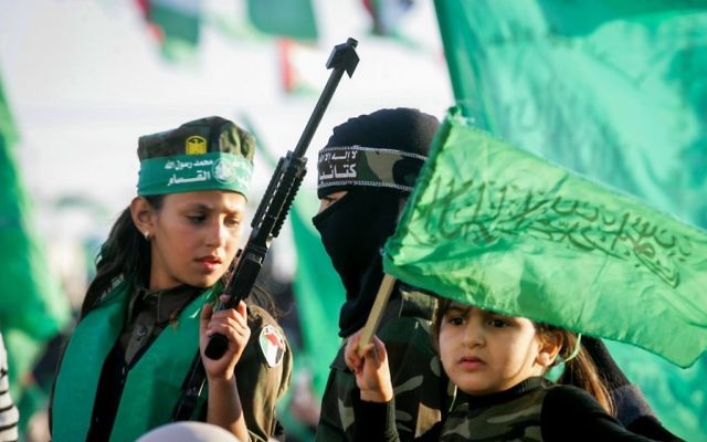 Des partisans du Hamas pendant le rassemblement célébrant le 29e anniversaire du groupe terroriste, à Khan Yunis, dans le sud de la bande de Gaza, le 11 décembre 2016. (Crédit : Abed Rahim Khatib/Flash90)