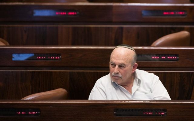 Nissan Slomiansky, député de HaBayit HaYehudi, pendant le vote d'un projet de loi dit de régulation pour légaliser les avant-postes de Cisjordanie, à la Knesset, le 7 décembre 2016. (Crédit : Yonatan Sindel/Flash90)