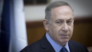 Le Premier ministre Benjamin Netanyahu pendant la réunion hebdomadaire du cabinet à Jérusalem, le 25 décembre 2016. (Crédit : Yonatan Sindel/Flash90)