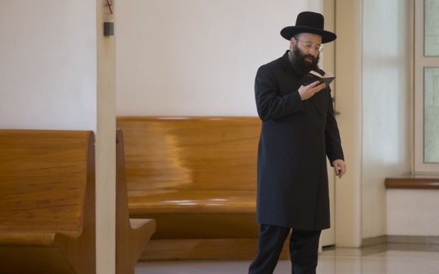 Rabbi Shmuel Rabinowitz, rabbin du mur Occidental, prie avant une audience à la Cour Suprême de Jérusalem qui autoriserait les femmes à lire dans les rouleaux de la Torah au mur Occidental, le 28 décembre 2016. (Crédit : Yonatan Sindel/Flash90)