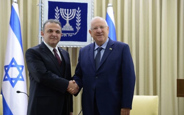 Le président Reuven Rivlin, à droite, et le nouvel ambassadeur de la Turquie en Israël, Kemal Okem, à Jérusalem, le 12 décembre 2016. (Crédit : Roi Avraham)