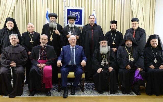 Le président Reuven Rivlin, au centre, avec les dirigeants chrétiens, à Jérusalem, le 27 décembre 2016. (Crédit : Mark Neiman/GPO)