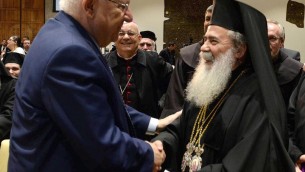 Le président Reuven Rivlin avec le Patriarche grec orthodoxe Théophile III dans sa résidence de Jérusalem, le 27 décembre 2016 (Crédit : Mark Neiman/GPO)