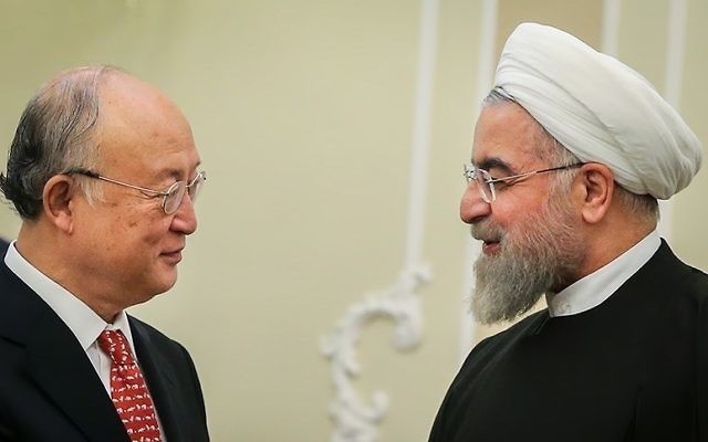 Le directeur général de l'AIEA Yukiya Amano, à gauche, avec le président iranien Hassan Rouhani, à Téhéran, en octobre 2015. (Crédit : Mahmoud Hosseini/CC BY 4.0/WikiCommons)