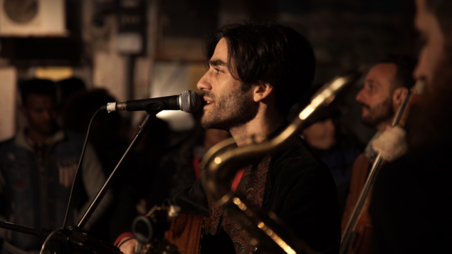 Des musiciens se produisent au festival Nightlight dans le quartier de Neve Sha'anan au sud de Tel Aviv, le 24 décembre 2016. (Crédit : Luke Tress / Times of Israel)