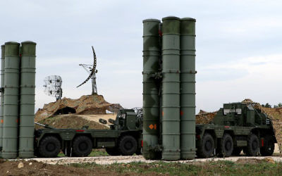 Le système de défense anti-missiles déployé S-400 sur la base militaire russe de Hmeimin, dans la province de Lattaquié, au nord ouest de la Syrie, le 16 décembre 2015. (Crédit : Paul Gypteau/AFP)