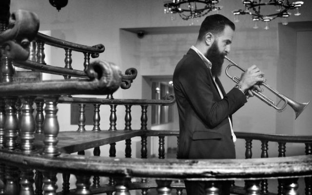 Le trompettiste et directeur artistique Avishai Cohen lors du Festival de Jazz de Jérusalem en 2015 (Crédit :  Yossi Zwecker)