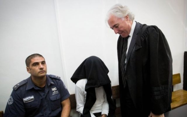 Ben Deri (centre), accusé d'avoir tué un jeune Palestinien de 20 ans en utilisant des balles réelles durant des affrontements à  Betunia en Cisjordanie, avec son avocat  Zion Amir (à droite), au cours de son audience devant le Tribunal de district de Jérusalem le 7 décembre 2014 (Crédit : Miriam Alster/Flash90)