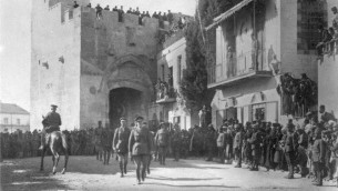 Edmund Allenby entrant à pied dans Jérusalem, en  1917. (Crédit : Domaine public)