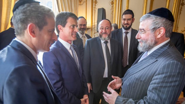 Manuel Valls, second à gauche, accueillant une délégation de la Conférence des Rabbins européens à son bureau, en mai 2015. (Crédit : Eli Itkin/Conférence des Rabbins européens)