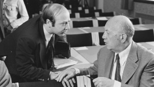 Hans Knoop, à gauche et Haviv Cnaan, en 1977. (Crédit : Wikimedia commons/Dutch National Archive)