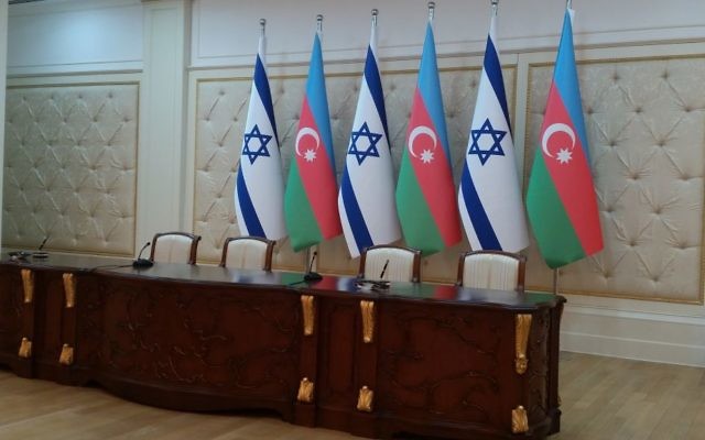 Les drapeaux d'Israël et de l'Azerbaïdjan au palais présidentiel de Bakou, juste avant la rencontre en Netanyahu et le président azéri Ilham Aliyev, le 13 décembre 2016. (Crédit : Raphael Ahren/Times of Israel)