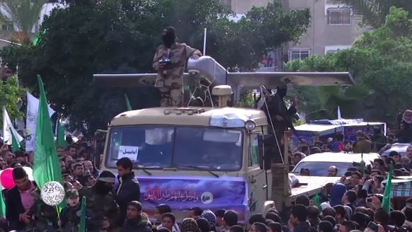 Un drone du Hamas exposé pendant une parade marquant le 27e anniversaire du groupe terroriste, en 2014. (Crédit : capture d'écran YouTube/RuptlyTV)