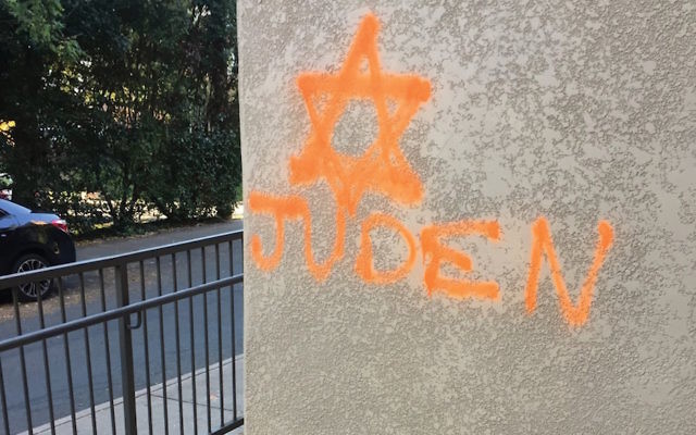 Des graffitis antisémites près du campus de l'université de Virginie, à Charlottesville, en novembre 2016. (Crédit : Michaela Brown)