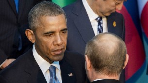 Le président américain Barack Obama avec le président russe Vladimir Poutine pendant la séance pour prendre la photo de famille officielle lors du sommet du G20 à Antalya, en Turquie, le 15 novembre 2015 (Crédit : AFP / SAUL LOEB)