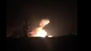 Une frappe de missile présumée israélienne sur l'aéroport militaire syrien de Mazzé, près de Damas, le 7 décembre 2016. (Crédit : Twitter)