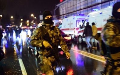 Forces spéciales de la police turque et ambulances sur les lieux d'une attaque à main armée dans une discothèque, à Istanbul, le 1er janvier 2017. (Crédit : Yasin Akgul/AFP)